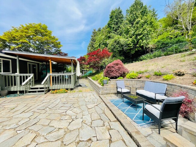 Building Photo - Beautifully Renovated 5 Bedroom House with Large Yard!