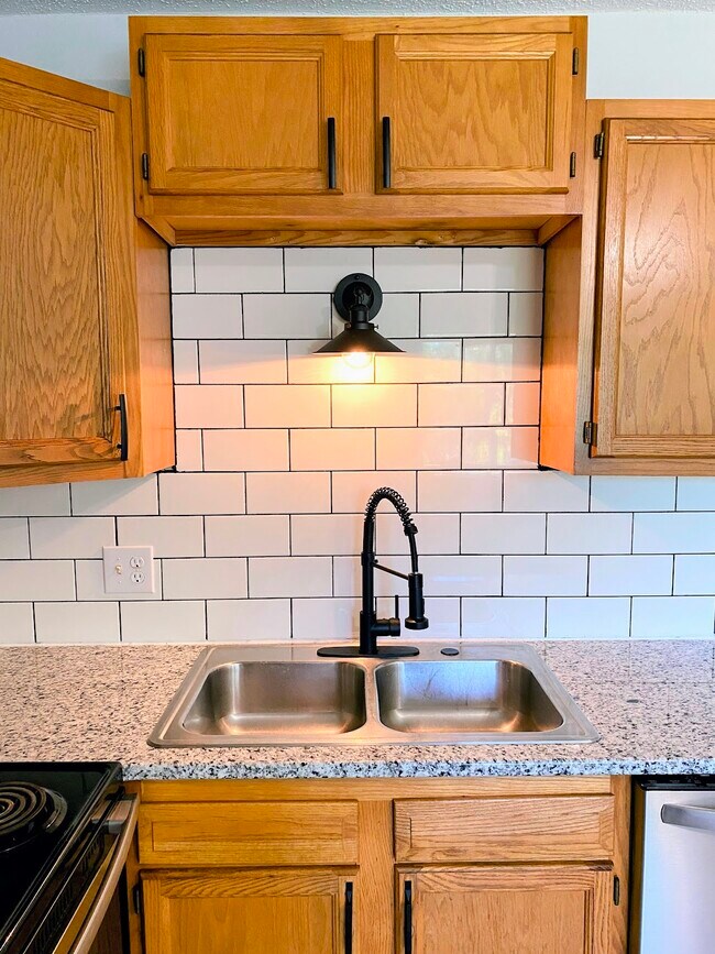 Building Photo - 1106 Fishlock Ave