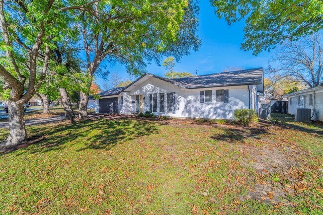 Building Photo - Newly Remodeled & Ready to Move In!