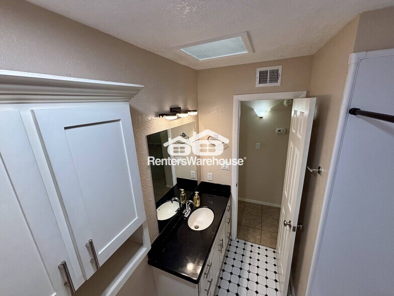 Building Photo - 6809 E Avalon Dr