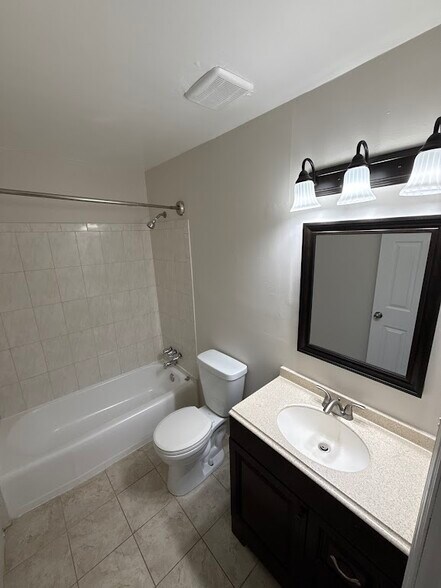 Building Photo - 135 E Hill St