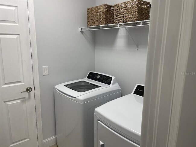 Building Photo - 690 Hadley Pl E