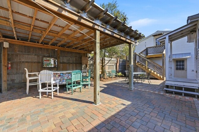 Building Photo - 215 Lee Pl