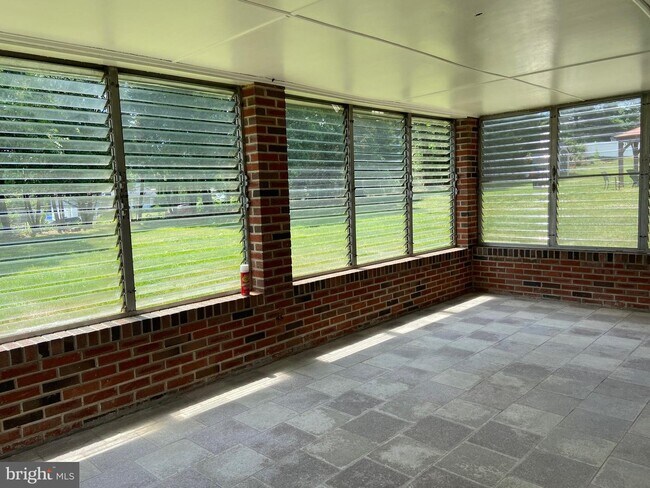 Building Photo - 121 Cypress Dr