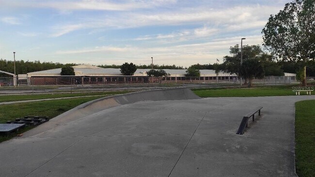 Building Photo - 1832 Wimbledon St