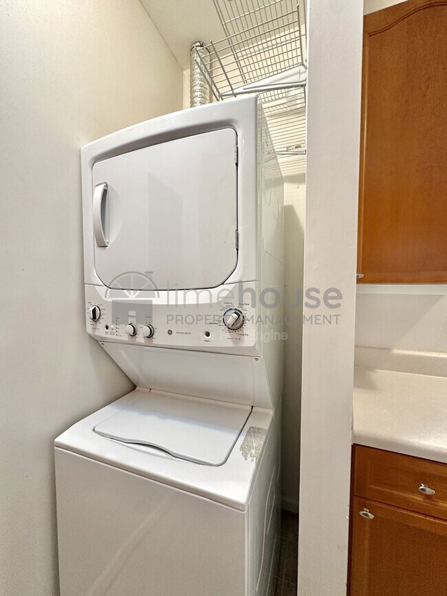 Building Photo - 5872 Ludington Dr