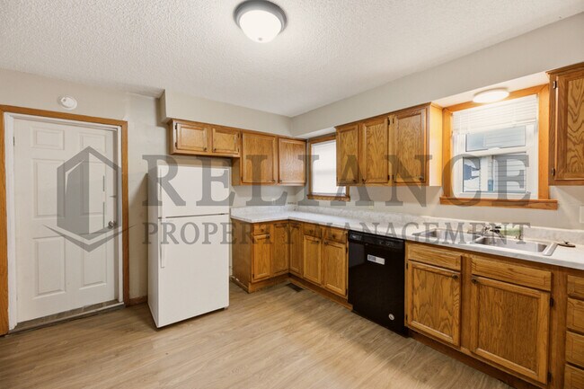 Building Photo - 1028 W Munnell Ave