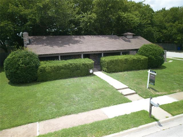 Primary Photo - 300 Gloria St