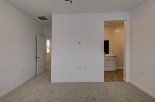 Building Photo - 905 Plum Tree Ave