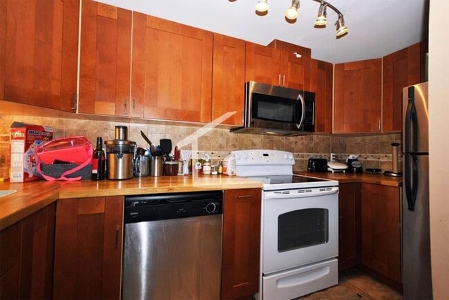 Building Photo - Gorgeous three bedroom, private entrance, Large bedrooms