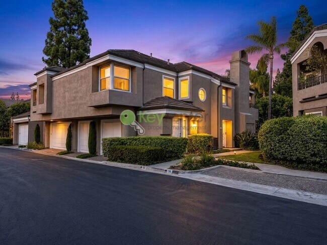 Building Photo - Beautifully renovated single-level condo in gated Newport Baycrest