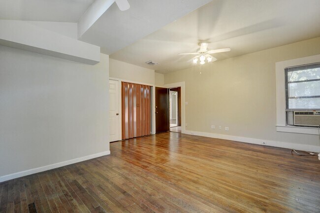 Building Photo - 4405 Barrow Ave