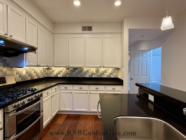 Building Photo - Gorgeous 3 bedroom, 2 and a half bathroom townhome in Hamilton Field for rent!