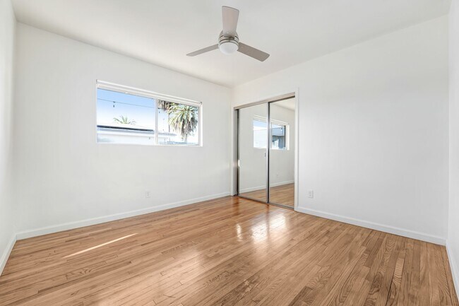 Building Photo - 2 bed / 1 bath apartment in Echo Park is now available - Parking and in-unit laundry!