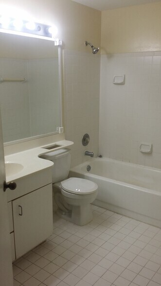 Building Photo - 1135 Coral Club Dr