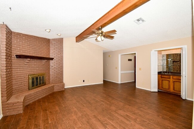 Building Photo - Well-maintained 3-bedroom, 2-bath ranch-style home