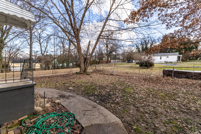 Building Photo - 708 E Woodland Ave