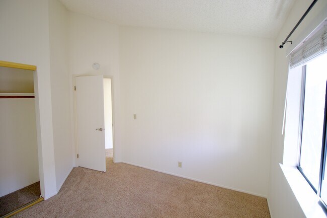 Building Photo - 129 E Court Ln