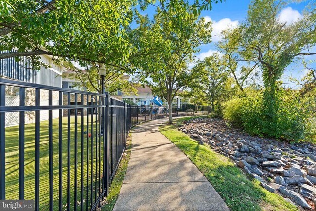 Building Photo - 44210 Shady Glen Terrace