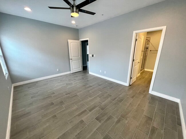 Building Photo - Beautiful 3 Bedroom Townhome Near Kingman Hospital!