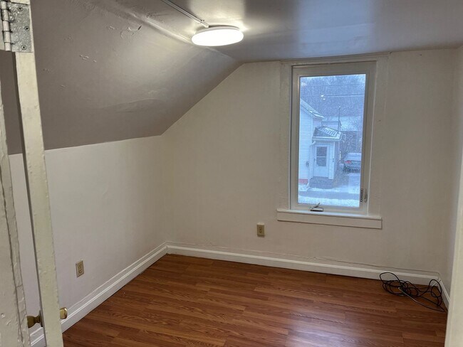 Building Photo - 15-17-17 Peru St