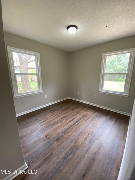 Building Photo - 8230 Cedarbrook Dr