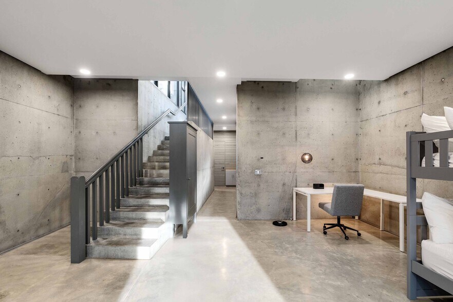 Building Photo - 1812 The Strand