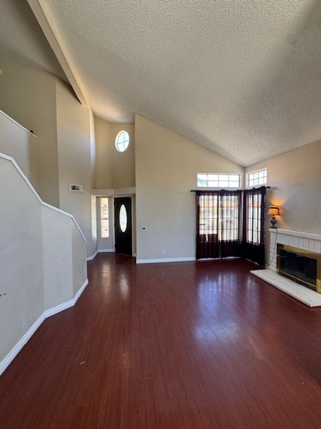 Building Photo - Home in the heart of Lake Elsinore