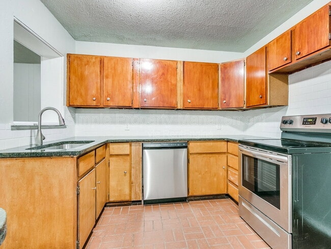 Building Photo - 409 E Hill Dr
