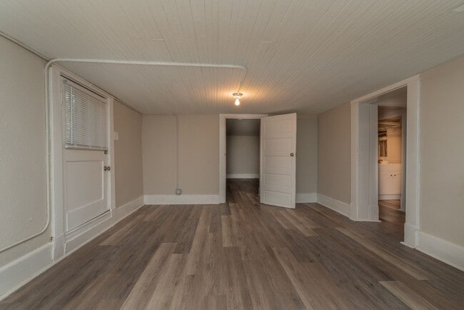 Building Photo - $699- Updated 2 bed/1 bath apartment near Medical Center, with brand-new appliances!