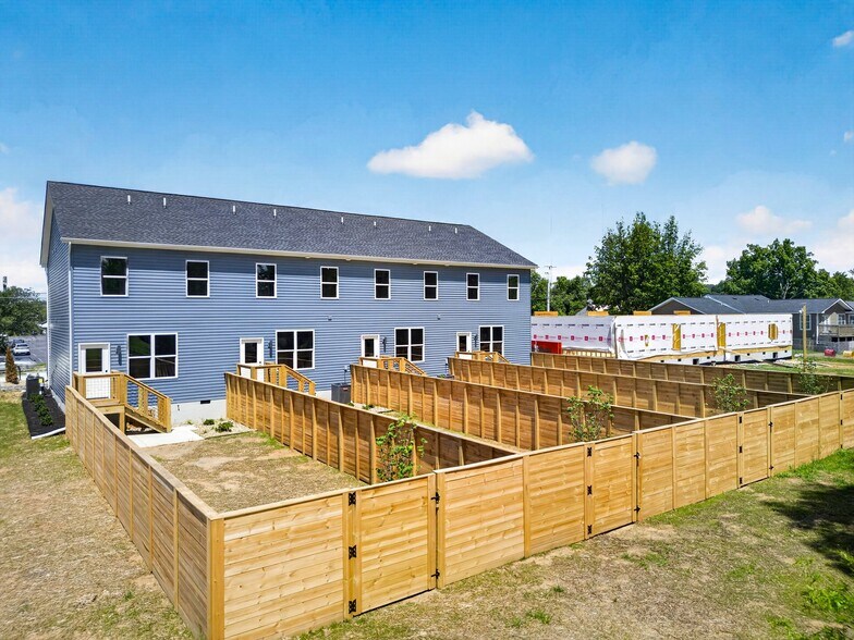Building Photo - 5207 Camelia Rd