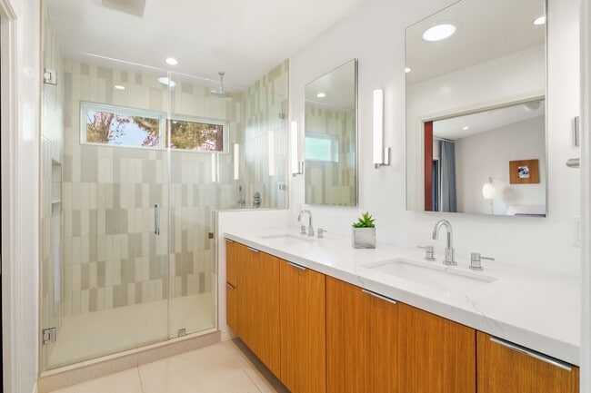 Building Photo - Updated Mid Century Home in Rancho Palos V...