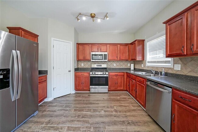 Building Photo - 2062 Lakeshore Overlook Dr