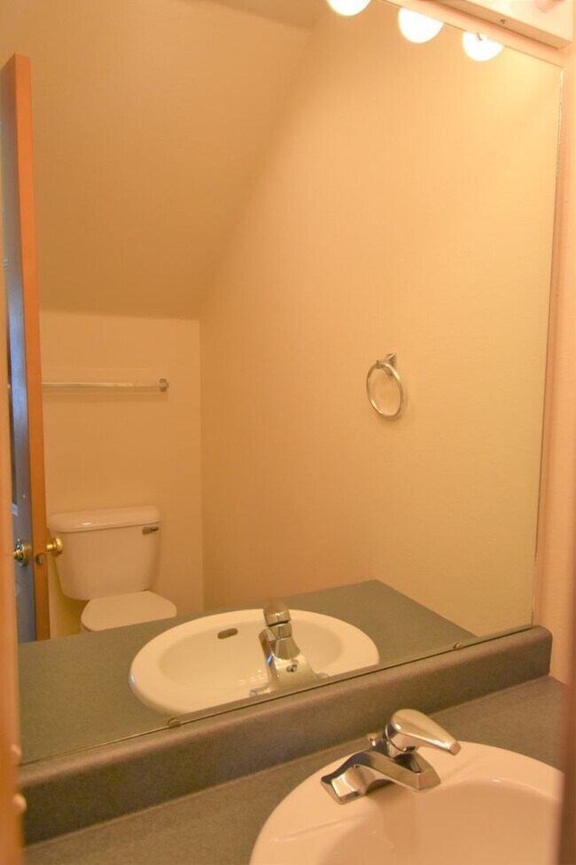 Building Photo - Nice Large 2 Bedroom 1 Bathroom Townhouse ...