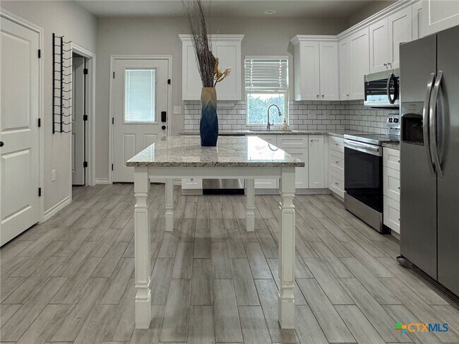 Building Photo - 2410 Golf Dr