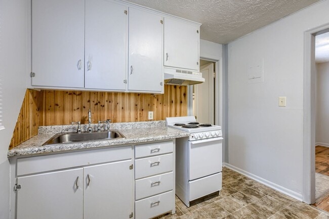 Building Photo - 2 Bedroom Benson Charmer!!
