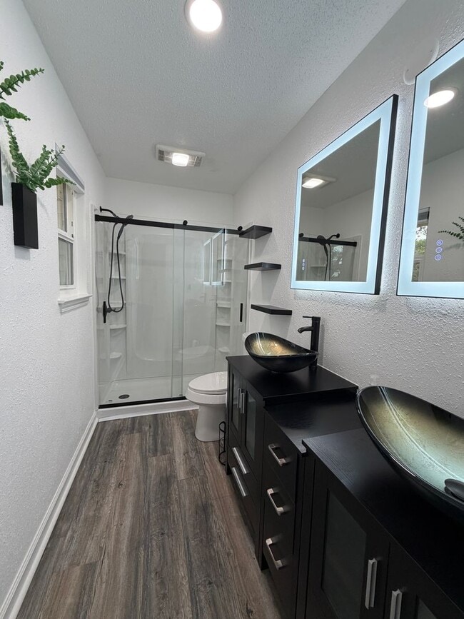 Building Photo - Renovated 4/2 in Beautiful Lago Vista Location