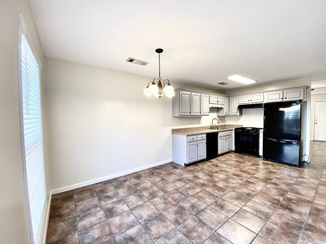 Building Photo - Desirable Saltillo Neighborhood