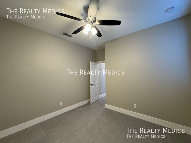 Building Photo - 119 Lily Ln