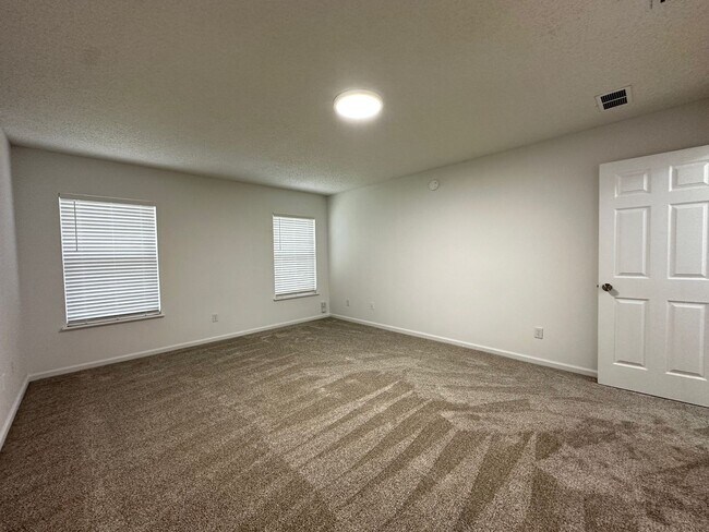 Building Photo - Close to Shopping, Restaurants, Schools & Beach!