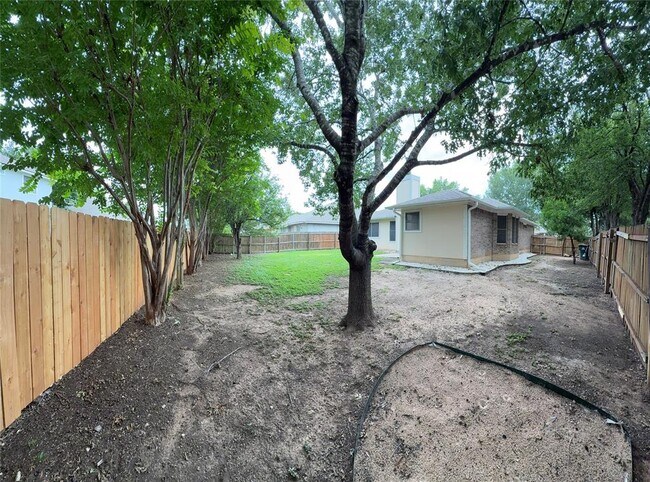 Building Photo - 14517 Oliphant St