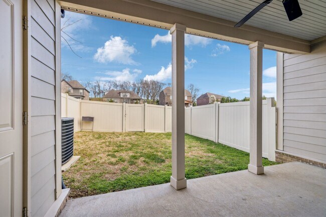 Building Photo - 3 BR/2.5 BA Luxury Townhome