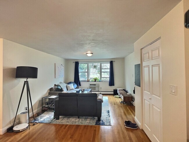 Building Photo - 217 Kent St