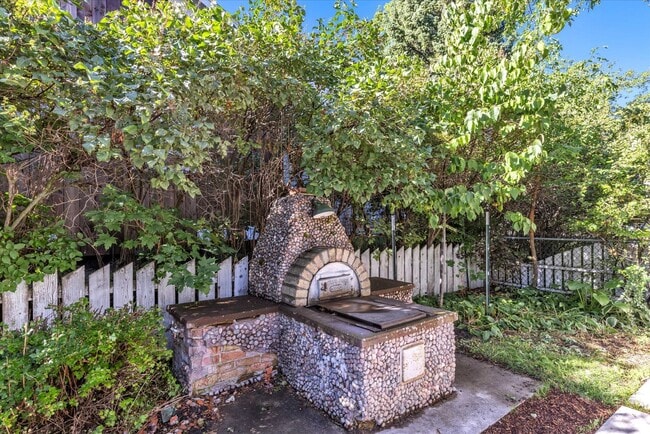 Building Photo - Open Concept Historic Home in Downtown Boz...