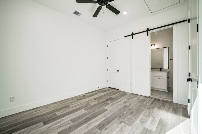 Building Photo - 8409 Schneider St