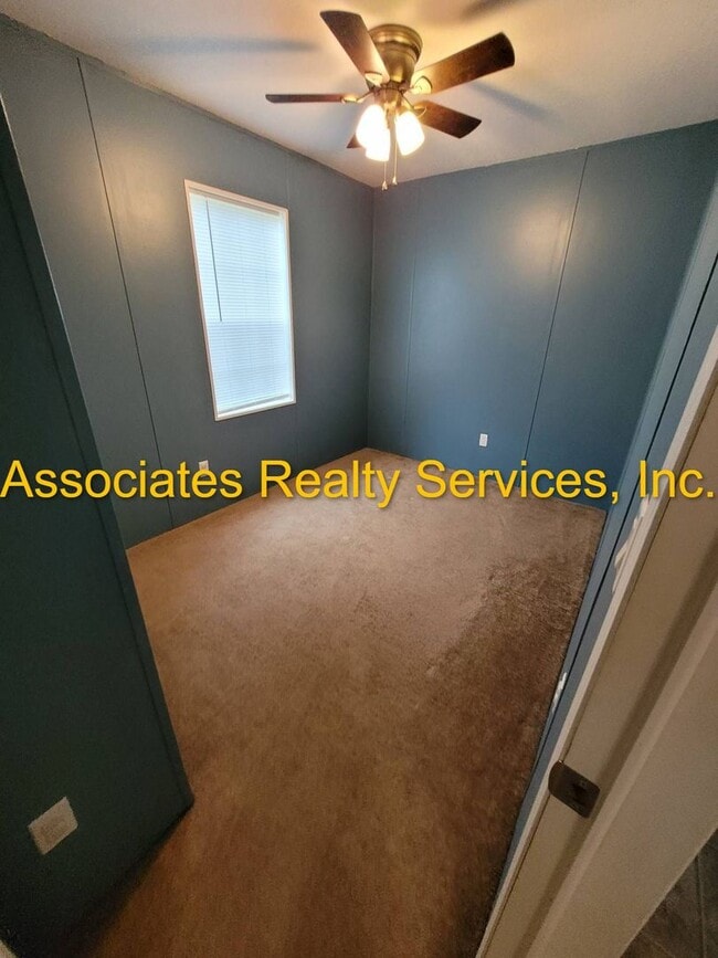 Building Photo - Remodeled and just on the Market!