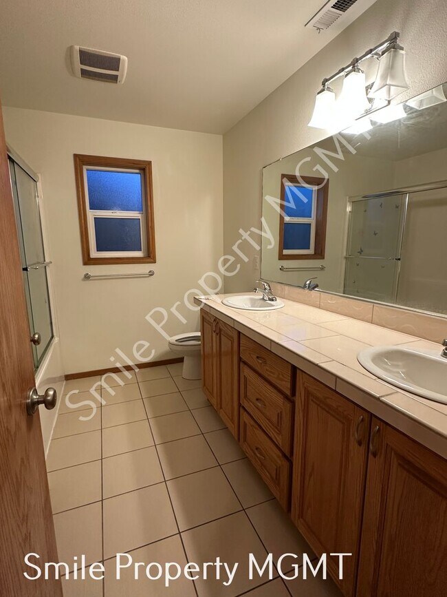 Building Photo - Lovely house with 4 bedrooms, 2 bonus room...