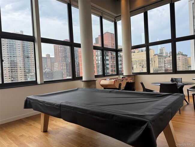 Building Photo - 275 W 96th St