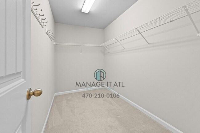Building Photo - A beautifully maintained 3-bedroom, 3.5-ba...
