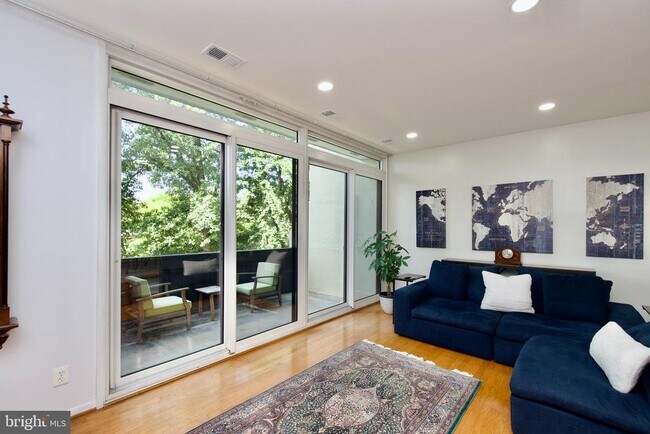 Building Photo - 2204 S Quincy St